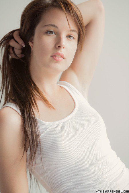 Улыбающаяся Мэнди Мастерс в джинсах