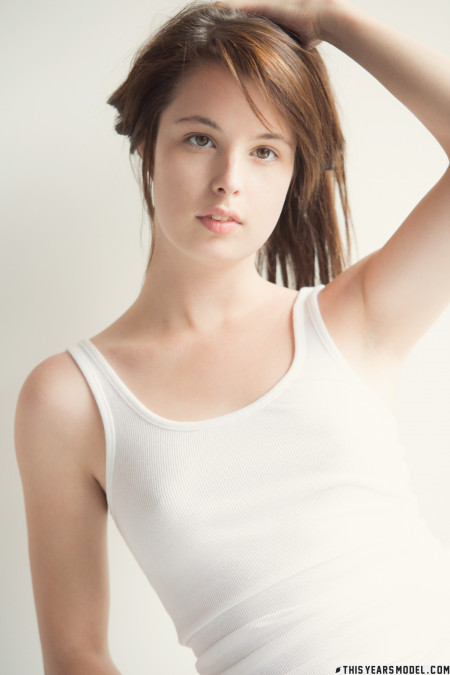 Улыбающаяся Мэнди Мастерс в джинсах