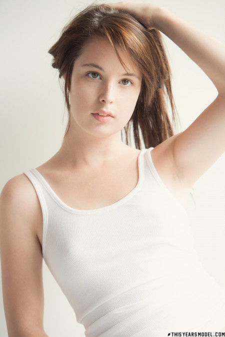 Улыбающаяся Мэнди Мастерс в джинсах