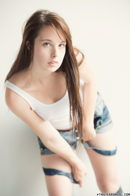 Улыбающаяся Мэнди Мастерс в джинсах