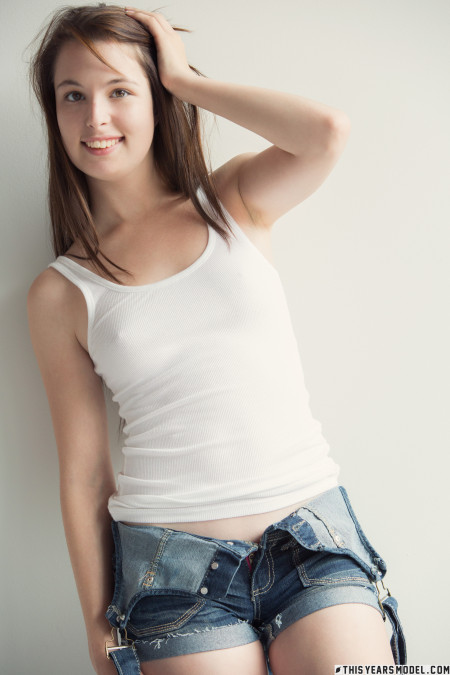 Улыбающаяся Мэнди Мастерс в джинсах