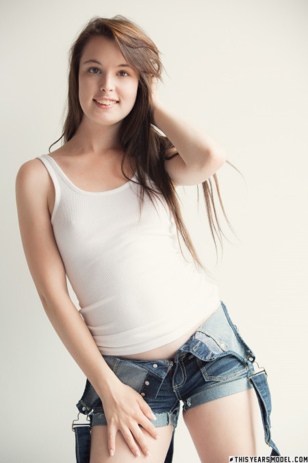 Улыбающаяся Мэнди Мастерс в джинсах