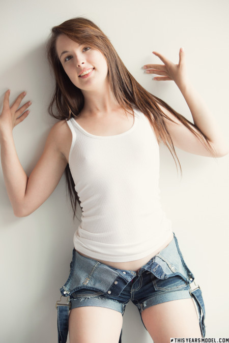 Улыбающаяся Мэнди Мастерс в джинсах