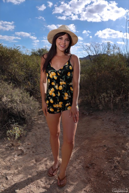 Счастливое летнее эротическое фото на природе