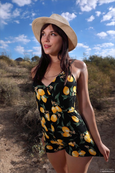 Счастливое летнее эротическое фото на природе