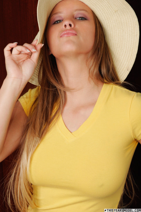 Летний фотосет с чарующей Доусон Миллер