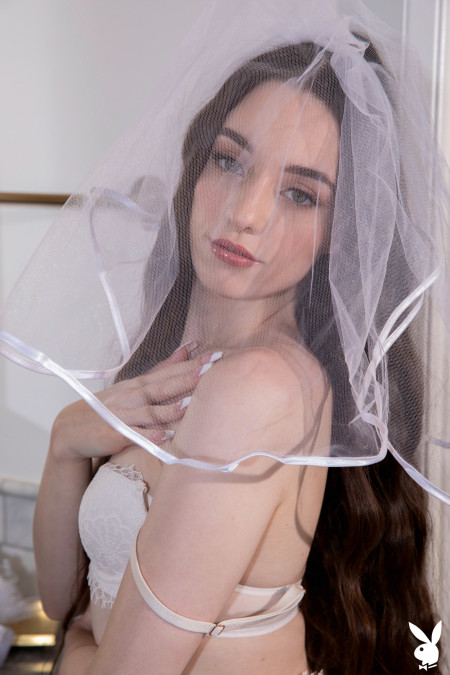 Изысканная невеста Gia Rae позирует