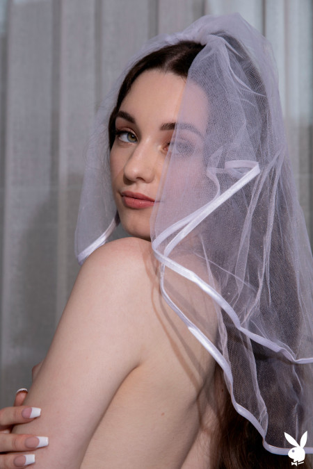Изысканная невеста Gia Rae позирует