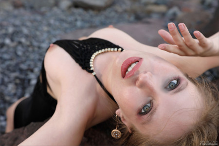 Летняя элегантность: фэшн-модель в природе