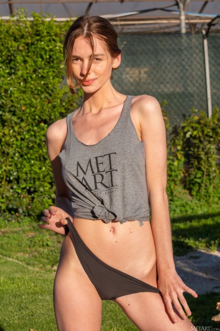 Летний эротический фотосет на природе