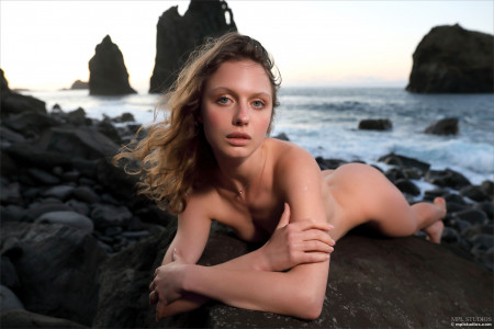 Солнечная красота: эротическая фотосессия на природе