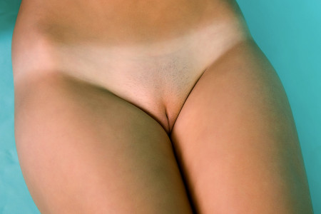 Эротический фотосет с улыбающейся моделью