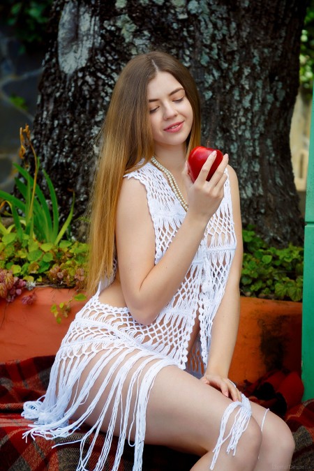 Летняя счастливая фешн модель