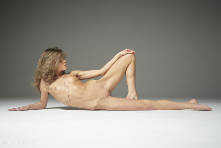 Изящная блондинка Эмма М в эротической фотосессии