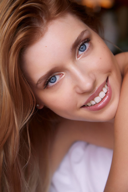 Соблазнительная Фрея Майер в спальне