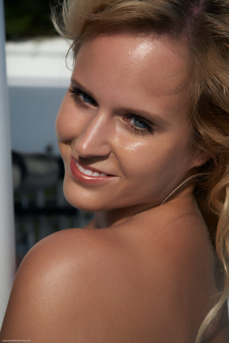 Летняя элегантность: секс-символ расслабляется