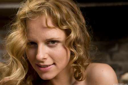 Беатрикс: Модель в эротическом наряде