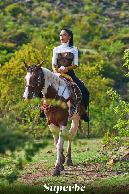 Смайливая модель Наталия Бруни на природе