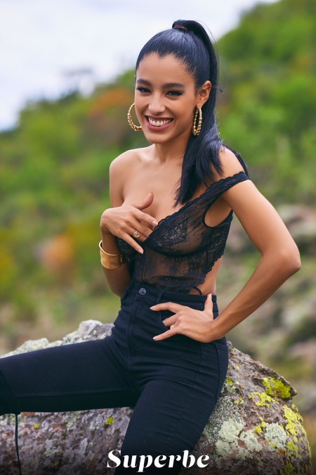 Смайливая модель Наталия Бруни на природе