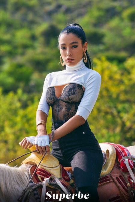 Смайливая модель Наталия Бруни на природе