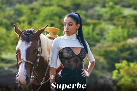 Смайливая модель Наталия Бруни на природе