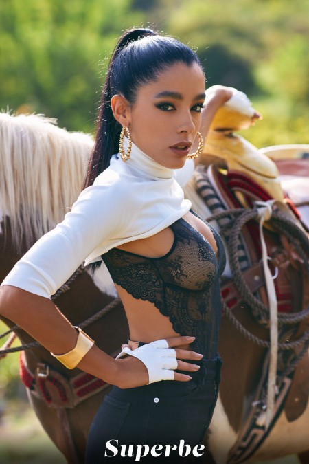 Смайливая модель Наталия Бруни на природе