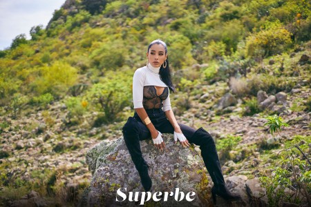 Смайливая модель Наталия Бруни на природе