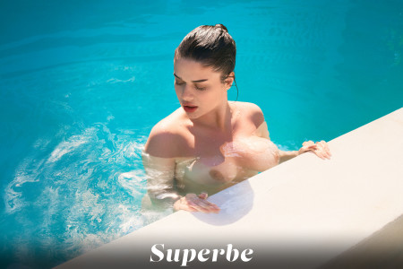 Летняя сенсуальность у бассейна