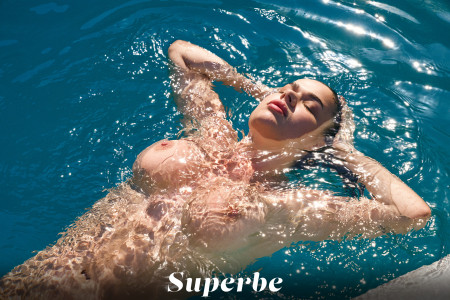 Летняя сенсуальность у бассейна