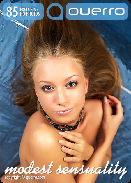 Счастливая блондинка в элегантном красивом фотосете