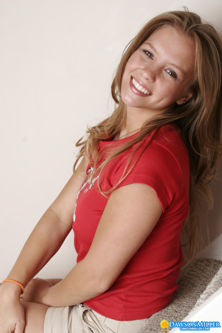 Радостная блондинка позирует в эротической фотосессии