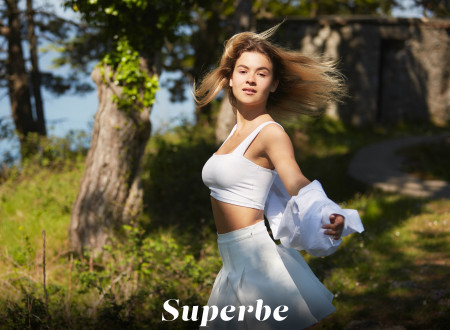 Лесная секс-символка Милена веселится