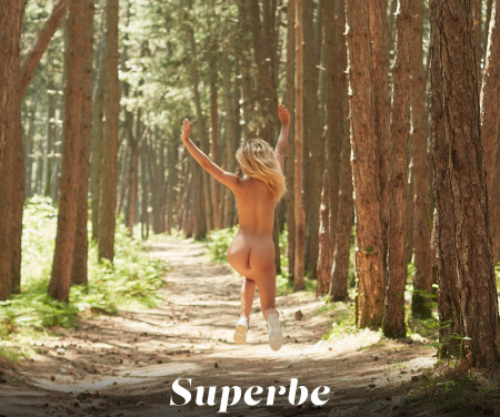 Лесная секс-символка Милена веселится