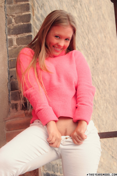 Счастливая блондинка позирует на свежем воздухе