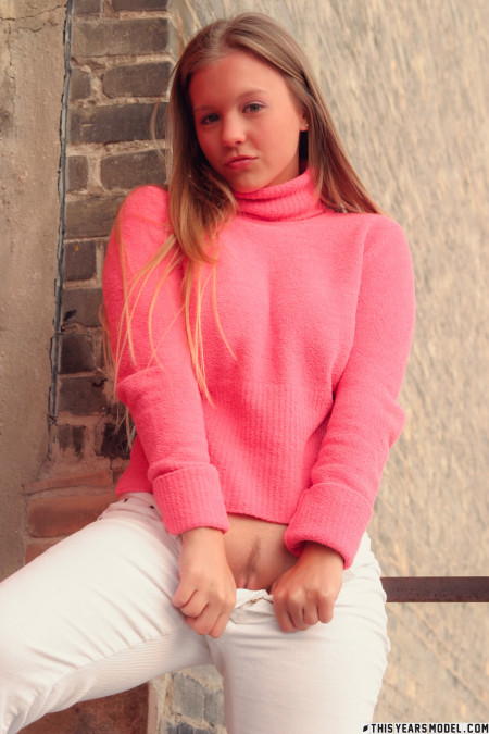 Счастливая блондинка позирует на свежем воздухе