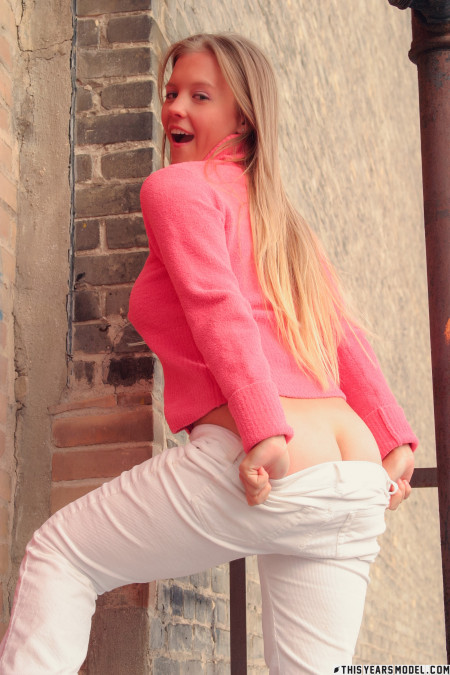 Счастливая блондинка позирует на свежем воздухе