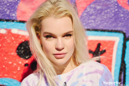 Соблазнительная блондинка Кейт Кросс