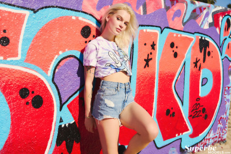 Соблазнительная блондинка Кейт Кросс