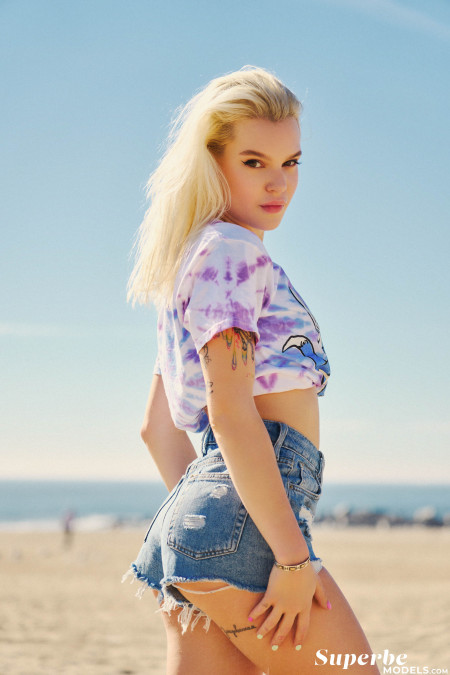 Соблазнительная блондинка Кейт Кросс