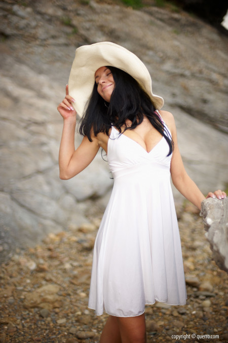 Летний отдых: Эротический фотосет Agata Q