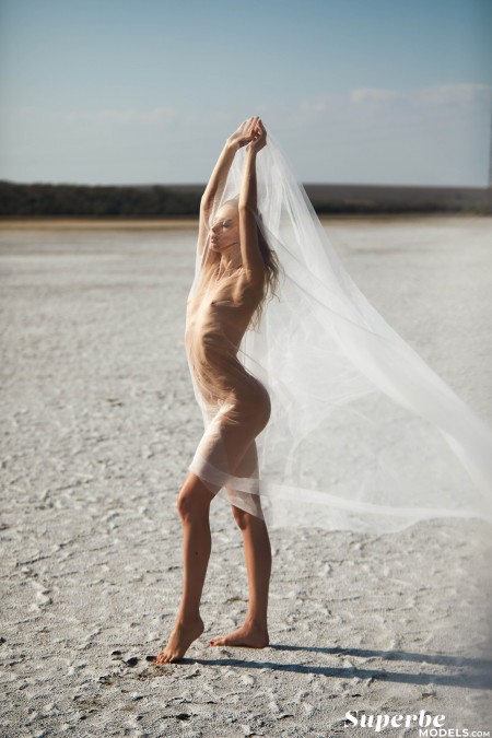 Летний снимок натуры с чувственной Амели Лу