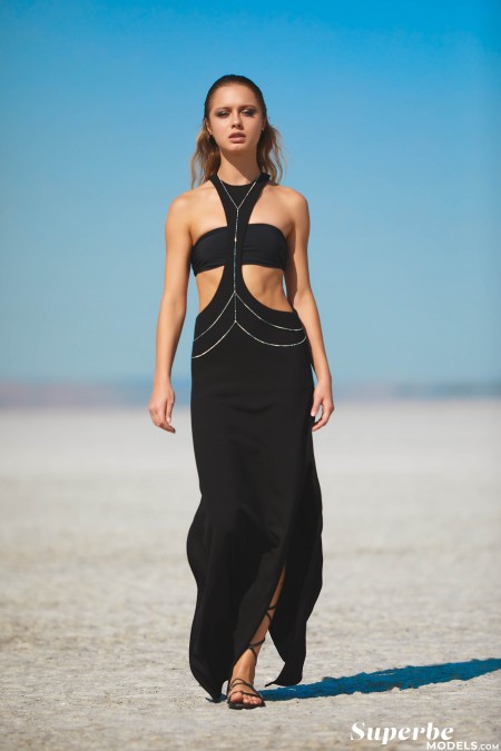 Летний снимок натуры с чувственной Амели Лу