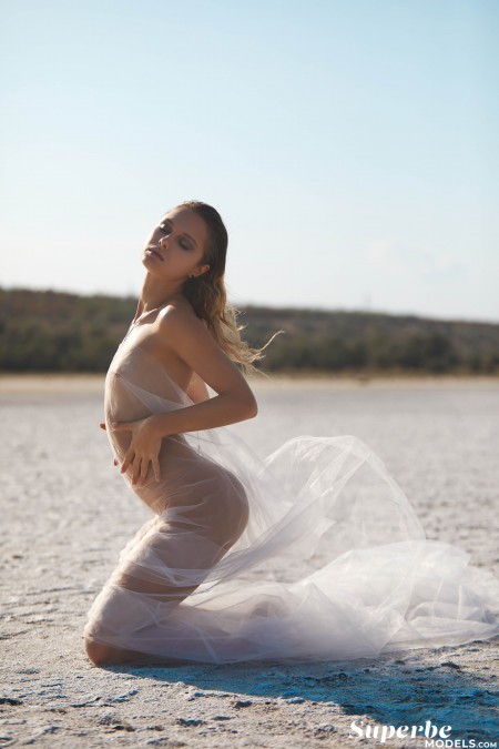 Летний снимок натуры с чувственной Амели Лу