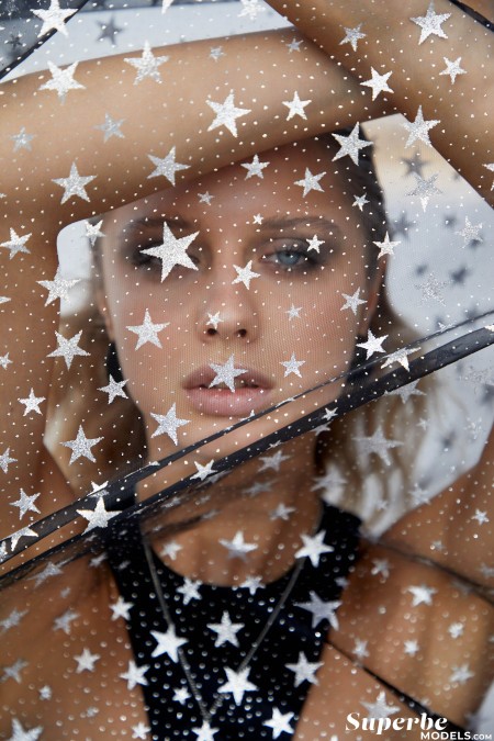 Летний снимок натуры с чувственной Амели Лу