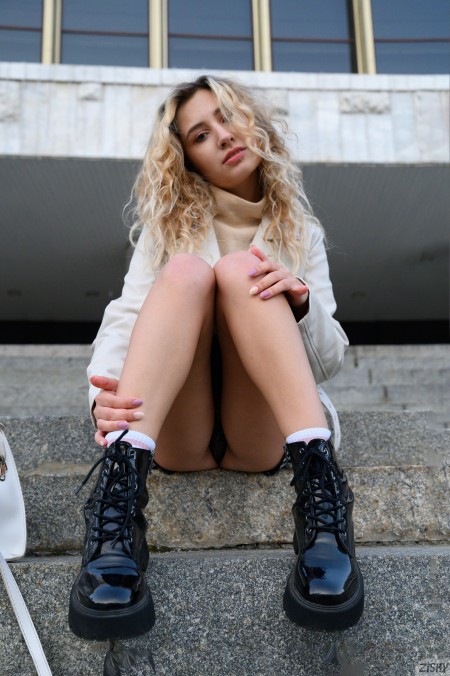 Городская гламурная модель позирует обнаженной