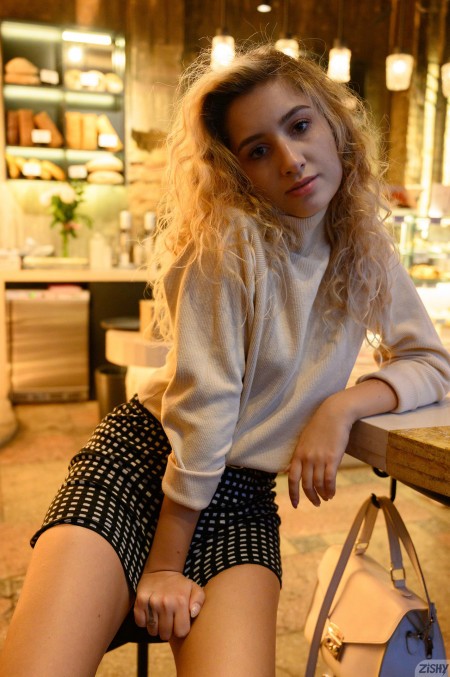 Городская гламурная модель позирует обнаженной