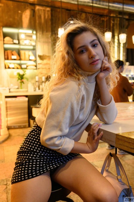 Городская гламурная модель позирует обнаженной