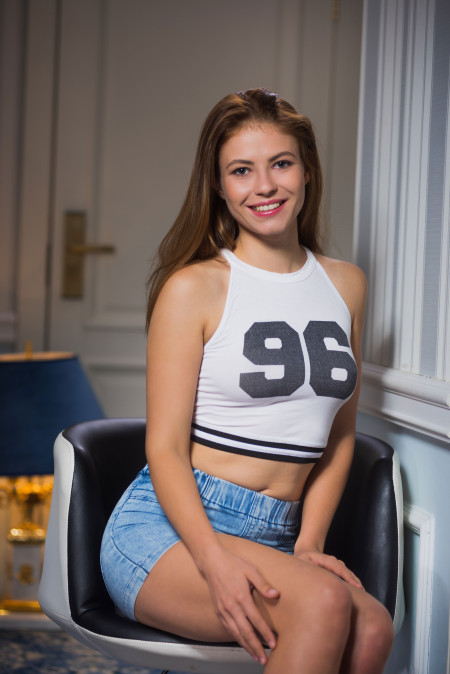 Улыбающаяся модель в домашней обстановке