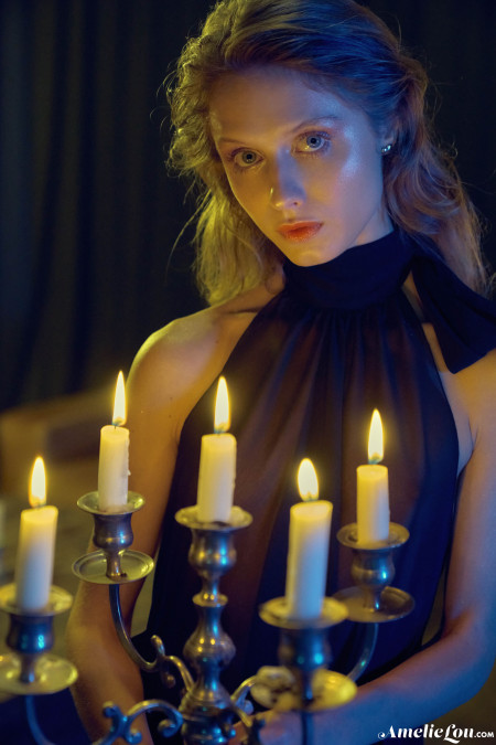 Изящная эротическая фотосессия в свечном свете