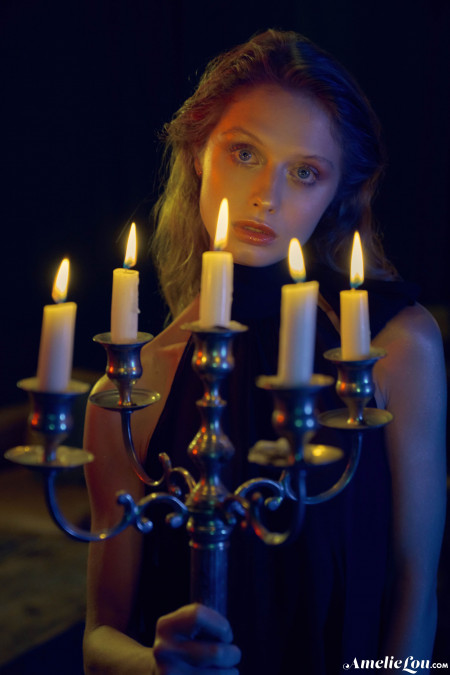 Изящная эротическая фотосессия в свечном свете